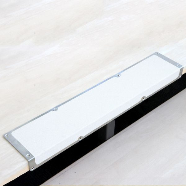 Meelbroek antislip randprofiel aluminium met m2 antislip coating, Easy Clean wit 120x1000x45mm, AKM3EF2