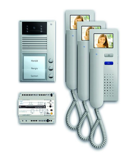 TCS deurbediening video: pack AP voor 3 wooneenheden, met voordeurstation AVC 3 belknoppen, 3x videodeurtelefoon IVH3222, bediening, PVC1430-0010