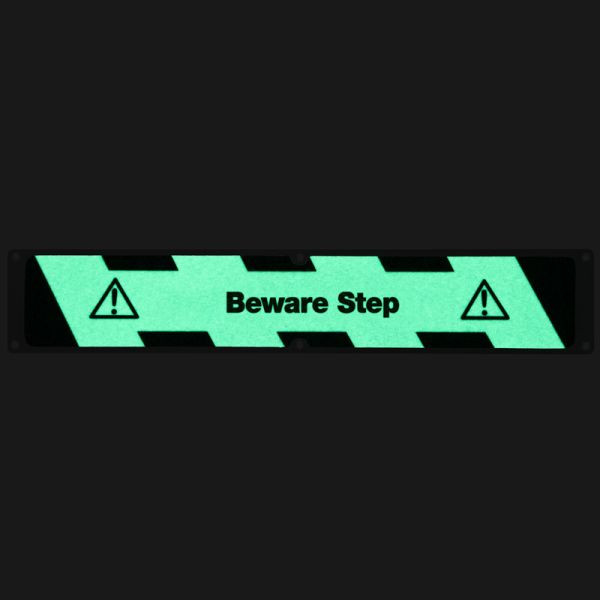 Meelbroek antislipplaat aluminium met m2 antislipcoating, lichtgevend zwart/groen "Beware Step" 114x635mm, APM1X3EF1
