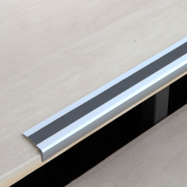 Meelbroek antislip traprandprofiel aluminium met m2 antislip coating, Easy Clean grijs 53x1000x31mm, zelfklevend, ATM3AF2sk