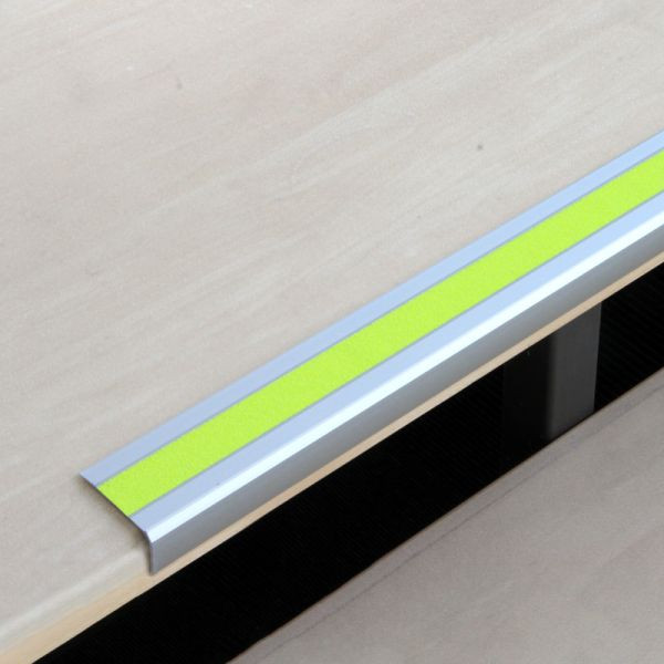 Meelbroek antislip traprandprofiel aluminium met m2 antislip coating, signaalkleur geel 53x1000x31mm, ATM1HF2