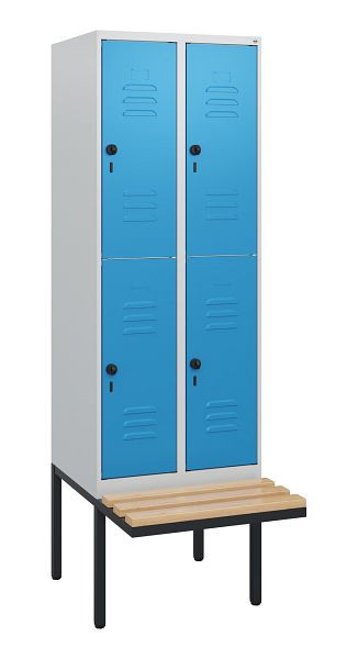 C+P Doppelstöckiger Spind Classic PLUS, 2 Abteile, 1950x600x815mm, 7035/5012, Drehriegel, Sitzleisten aus Buche, schwebende Sitzfläche, 0803405-20 S10004