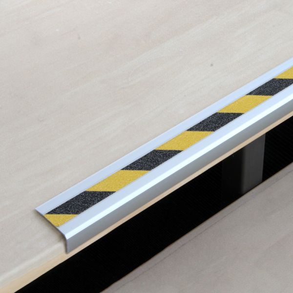 Meelbroek antislip traprandprofiel aluminium met m2 antislip coating, zwart/geel 53x1000x31mm, ATM1WF2