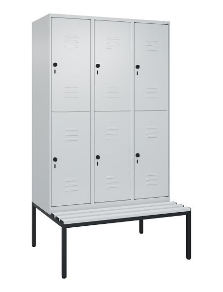 C+P Doppelstöckiger Spind Classic PLUS, 3 Abteile, 2120x1200x815mm, 7035/7035, Drehriegel, mit untergebauter Sitzbank, 0803507-32 S10114