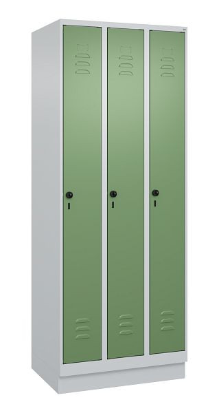 C+P Umkleidespind Classic PLUS, Sockel, 3 Abteile, 1950x750x500mm, 7035/6011, Drehriegel, 080020-39 S10006